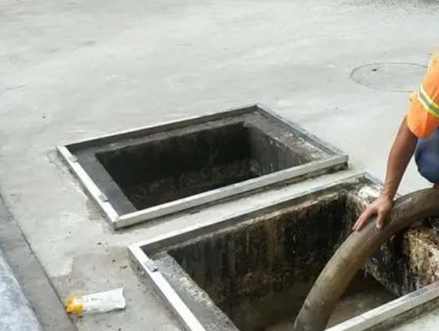 华南热作学院化粪池清理