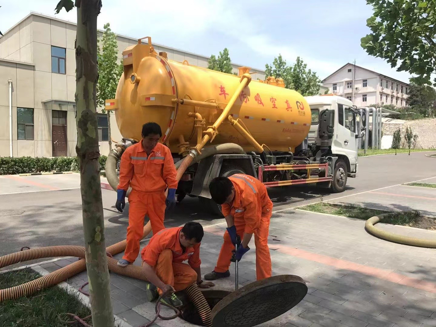 华南热作学院管道疏通车停在窨井附近