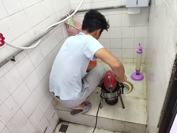 华南热作学院管道堵塞冒臭气 专业师傅现场解决问题