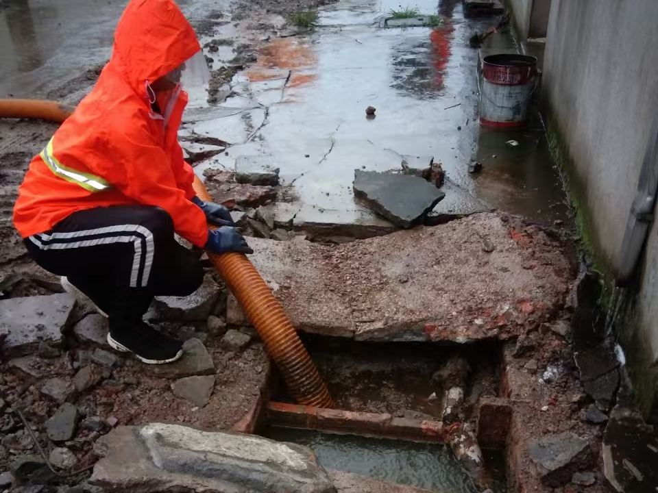 华南热作学院专业清理污水池 炜誉市政以规范流程守护城市 “肠道”